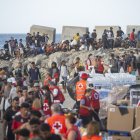 La Cruz Roja atendiendo a inmigrantes en la playa de El Trampolín