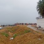 Migrantes aguardan en los alrededores de la playa de El Trampolín