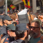 La policía interviene para evitar que manifestantes accedan al hotel donde supuestamente se aloja Ángel Víctor Torres en Ceuta.