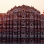 El Hawa Mahal es una de las imágenes que mejor resume el apodo de Jaipur: una ciudad marcada por los tonos rosa y terracota desde hace casi 150 años.