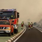 Bomberos durante la extinción de un incendio forestal en la Gola de Pujol, El Saler, Valencia