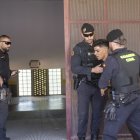 Efectivos de la guardia civil detienen a una persona en Ceuta