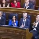 La ministra de Defensa, Margarita Robles, sin aplaudir a Pedro Sánchez