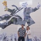 María José Catalá y Alberto León con el mural dedicado a la Selección Española