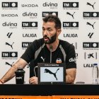 El entrenador del Valencia CF, Carlos Corberán, en una rueda de prensa