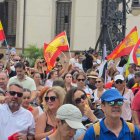 Decenas de personas con banderas de España, la Unión Europea y Ceuta durante una manifestación en protesta por los problemas de inseguridad que está provocando la crisis migratoria