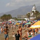 Numerosos turistas y malagueños disfrutan de la playa de La Malagueta. 
Álex Zea / Europa Press
29/7/2025