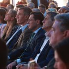 El presidente del Gobierno, Pedro Sánchez (5d), junto al presidente de la Junta de Andalucía, Juanma Moreno (4d), durante el acto de presentación del proyecto del Valle Andaluz del Hidrógeno Verde de Moeve. A 17 de septiembre de 2026 en Palos de la Frontera, Huelva (Andalucía, España). El proyecto Onuba prevé movilizar más de 1.000 millones de euros de inversión acumulada, con un impacto en el empleo de más de 8.000 puestos de trabajo directos e indirectos en toda la cadena de valor, además de actuar como tractor para más de 400 pymes y autónomos, según las previsiones de la empresa. La planta de Huelva se localizará en terrenos de la compañía junto al Parque Energético La Rábida y espera entrar en funcionamiento en 2029.

Rocío Ruz / Europa Press
17/9/2026