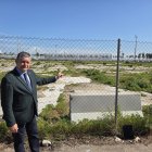 El vicepresidente primero y consejero de Sanidad, Antonio Sanz, en el solar donde se construirá el nuevo hospital de Cádiz.