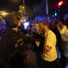 (Foto de ARCHIVO)
Decenas de personas frente a varios agentes de Policía Nacional durante una concentración frente al ático de Chamberí tras el desahucio de Maricarmen, a 23 de septiembre de 2026, en Madrid (España). Activistas antidesahucios de la Comunidad de Madrid han convocado una concentración frente al ático que adquirió el Gobierno regional en Chamberí tras el desahucio de Maricarmen, la vecina del distrito de Retiro que residía desde hace 70 años en el número 46 de la calle Alcalde Sainz de Baranda.

Alejandro Martínez Vélez / Europa Press
23 SEPTIEMBRE 2026;DESAHUCIO;PROTESTA;MANIFESTACIÓN;MARICARMEN;ANTIDESAHUCIO;ACTIVISTAS;ÁTICO;POLICÍA
23/9/2026