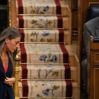 La portavoz de Junts en el Congreso, Miriam Nogueras, pasa por delante del presidente del Gobierno, Pedro Sánchez, tras intervenir en el Congreso.