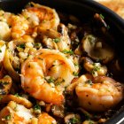 Ferran Adrià pone el foco en el tiempo de cocción de las gambas y recomienda mantenerlas muy poco al fuego para conservar su punto.