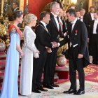Felipe VI y Doña Letizia, los Macron, saludan a Pedro Sánchez sin Begoña.
