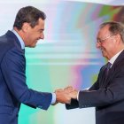 El presidente de la Junta de Andalucía, Juanma Morenos, y el presidente de la Ciudad Autónoma de Ceuta, Juan Jesús Vivas, durante el encuentro en Sevilla.