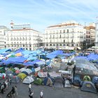 Tiendas de campaña durante la acampada por la vivienda, en la Puerta del Sol, a 1 de octubre de 2026, en Madrid (España). El Oso y el Madroño ha amanecido vallado, como anunció el alcalde de Madrid para evitar la vandalización del monumento, en el corazón de la acampada por la vivienda.

Gustavo Valiente / Europa Press
01/10/2026