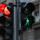 Semáforo rojo para vehículos y verde para peatones