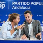 El presidente del PP de Andalucía y de la Junta, Juanma Moreno, acompañado por el secretario general del PP andaluz, Antonio Repullo.