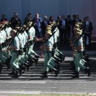 (Foto de ARCHIVO)
Acto solemne de homenaje a la bandera nacional y desfile militar por el 12 de octubre, Día de la Hispanidad, en la Plaza de Cánovas del Castillo, a 12 de octubre de 2025, en Madrid (España). Los actos comienzan con el izado de bandera y van seguidos del homenaje a los que dieron la vida por el país. Posteriormente, comienzan los desfiles militares aéreos y terrestres. En total, 3.847 efectivos de las Fuerzas Armadas, las Fuerzas y Cuerpos de Seguridad del Estado y otras instituciones del Estado participarán en el desfile, junto a 229 caballos, 6 perros, 45 aviones y 29 helicópteros.

Eduardo Parra / Europa Press
12 OCTUBRE 2025;DESFILE MILITAR;DÍA DE LA HISPANIDAD
12/10/2025