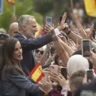 Los Reyes Felipe VI y Letizia saludan a los ciudadanos en su visita al Ayuntamiento de Ceuta