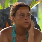 Marta Peñate en la palapita mira a Chiqui