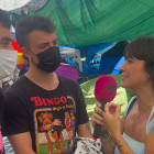 Una influencer encuesta a los acampados de Sol