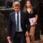 El presidente del PP, Alberto Núñez Feijóo, a su salida de una sesión plenaria en el Congreso de los Diputados. Detrás la portavoz del PP en el Congreso, Ester Muñoz.