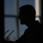 La sombra del presidente del Gobierno, Pedro Sánchez, durante un mitin en Ponferrada