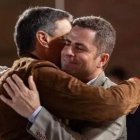 Borja Cabezón abraza a Pedro Sánchez
