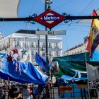 Estación de metro de Sol, en la Puerta del Sol, rodeada por la acampada