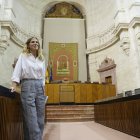 La presidenta del Parlamento andaluz, Ana Mestre, presenta a los medios el Salón de Plenos rehabilitado.