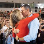 Sánchez besa a su esposa, Begoña Gómez, en Fuenlabrada