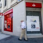 Fachada de una sucursal del Banco Santander, a 26 de junio de 2026, en Madrid (España).
Ricardo Rubio / Europa Press
26/6/2026