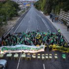 Los manifestantes cortando la A-3 en Madrid