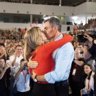 Pedro Sánchez, y el beso a Begoña Gómez.