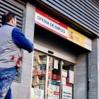 Un hombre pasa por una oficina del SEPE, a 4 de febrero de 2025, en Madrid (España). 
Carlos Luján / Europa Press
04/2/2025