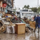 Varias personas quitan el barro de las calles mientras se acumula el mobiliario que han tenido que sacar debido a las inundaciones por las fuertes lluvias, a 19 de octubre de 2026, en Els Poblets, Comunidad Valenciana (España). La Generalitat Valenciana prepara una orden de confinamiento para el litoral sur de Valencia y el litoral norte de Alicante ante la emergencia declarada por las lluvias que deja la dana Adam, según ha anunciado el conseller de Emergencias e Interior a primera hora de este hoy, 19 de octubre, desde el Centro de Coordinación de Emergencias (CCE).

Rober Solsona / Europa Press
19/10/2026