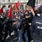 Cargas policiales durante una concentración contra la visita del presidente de Vox, Santiago Abascal, a 21 de octubre de 2026, en A Coruña, Galicia (España). Varias personas se han reunido organizados por movimientos de ultraizquierda para boicotear la visita del líder de Vox a la ciudad gallega.

M. Dylan / Europa Press
21/10/2026
