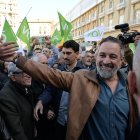 El presidente de Vox, Santiago Abascal, durante un acto en la Plaza de María Pita, a 21 de octubre de 2026, en A Coruña, Galicia (España). El líder de Vox se encuentra de tour por diferentes lugares de España para hacer precampaña para los comicios del 29 de noviembre (29N).

M. Dylan / Europa Press
21/10/2026