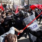 Incidentes violentos en La Coruña al coincidir una manifestación de ultraizquierda con el mitin de Abascal