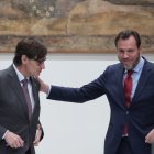 El presidente de la Generalitat de Catalunya, Salvador Illa (i), y el ministro de Transportes y Movilidad Sostenible, Óscar Puente (d), durante una rueda de prensa tras una reunión en el Palau de la Generalitat, a 22 de octubre de 2026, en Barcelona, Catalunya (España). Durante la reunión se ha abordado el traspaso de la línea R1 de Rodalies, entre otras cuestiones.

David Zorrakino / Europa Press
22/10/2026