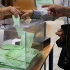 (Foto de ARCHIVO)
Imágenes de la jornada electoral en Andalucía . A 17 de mayo de 2026 en Sevilla, Andalucía (España). Este domingo 17 de mayo, más de 6,8 millones de andaluces están llamados a las urnas para elegir a los 109 diputados que integrarán el Parlamento de Andalucía durante la XIII Legislatura. La cifra de votantes representa un aumento del 2,5 % con respecto al censo de las últimas elecciones autonómicas celebradas en junio de 2022.

María José López / Europa Press
17/5/2026