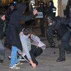 La policía carga contra los alborotadores en A Coruña
