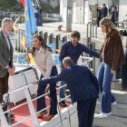 Los Reyes, Leonor y Sofia durante la visita a la Cofradía de Pescadores Santa Ana (Llanes).