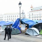 (Foto de ARCHIVO)
Acampada por la vivienda, en la Puerta del Sol, a 18 de octubre de 2026, en Madrid (España). Metro de Madrid reabrió a las 22:00 horas de ayer sábado 17 de octubre la estación de Sol, que había permanecido cerrada desde las 12:15 horas de este viernes 16 de octubre por los altos niveles de amoníaco detectados por la acumulación de orina, excrementos y otros residuos orgánicos en los pozos de ventilación a causa de la acampada por la vivienda en la Puerta del Sol.

Gustavo Valiente / Europa Press
18/10/2026