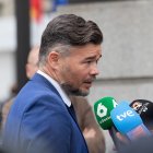 (Foto de ARCHIVO)
El portavoz de ERC en el Congreso, Gabriel Rufián, atiende a los medios a su llegada a una sesión plenaria, en el Congreso de los Diputados, a 2 de octubre de 2026, en Madrid (España). El Congreso vota hoy la convalidación o derogación de los dos Reales Decretos en materia de vivienda publicados por el Gobierno esta semana en el BOE. En concreto se tratan del Real Decreto-ley 26/2026, de 29 de septiembre, por el que se adoptan medidas urgentes para la protección de la función social de la vivienda y la ampliación de la oferta de vivienda asequible, y del Real Decreto-ley 27/2026, de 29 de septiembre, por el que se adoptan medidas urgentes para reforzar la estabilidad de los contratos de arrendamiento de vivienda habitual.

Jesús Hellín / Europa Press
02/10/2026