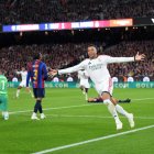 Mbappé celebra por todo lo alto el 1-2 del Real Madrid ante el Barça