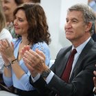 La presidenta d el Comunidad de Madrid, Isabel Díaz Ayuso, y el presidente del PP, Alberto Núñez Feijóo, durante la presentación de la candidatura del PP para el 29N en Madrid, en el Espacio Jorge Juan, a 27 de octubre de 2026, en Madrid (España). El Partido Popular ha presentado oficialmente las personas que encabezarán sus listas para los comicios del 29 de noviembre.

Alejandro Martínez Vélez / Europa Press
27/10/2026
