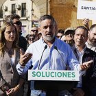 El presidente de Vox, Santiago Abascal, durante un acto en Plasencia en la Puerta del Sol, a 27 de octubre de 2026, en Plasencia, Cáceres, Extremadura (España). Abascal visita Plasencia para ofrecer un acto político y atender a los medios de comunicación junto a la estatua de Alfonso VIII. El líder de Vox se encuentra en plena precampaña electoral y, tras este encuentro, continuará su jornada en Zamora.

Carlos Criado / Europa Press
27/10/2026