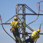 Trabajadores de Endesa modifican un apoyo para proteger a las aves.
REMITIDA / HANDOUT por ENDESA
03/4/2023