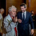 El director Pedro Almodóvar y el ministro de Cultura, Ernest Urtasun